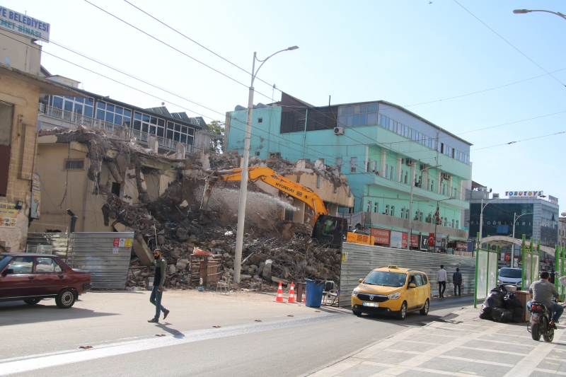 KÖPRÜBAŞI'NDAKİ ESKİ BİNANIN YIKIMINDA SONA GELİNDİ