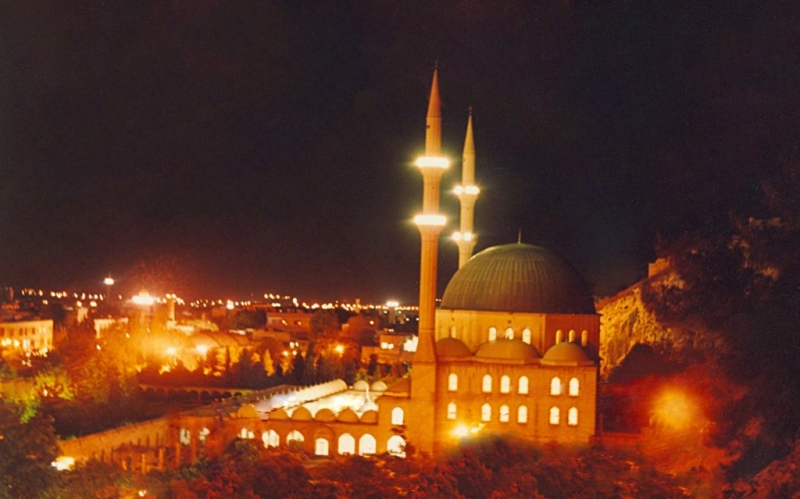 Korona virüse karşı camilerden tekbir ve dua sesleri yükseldi