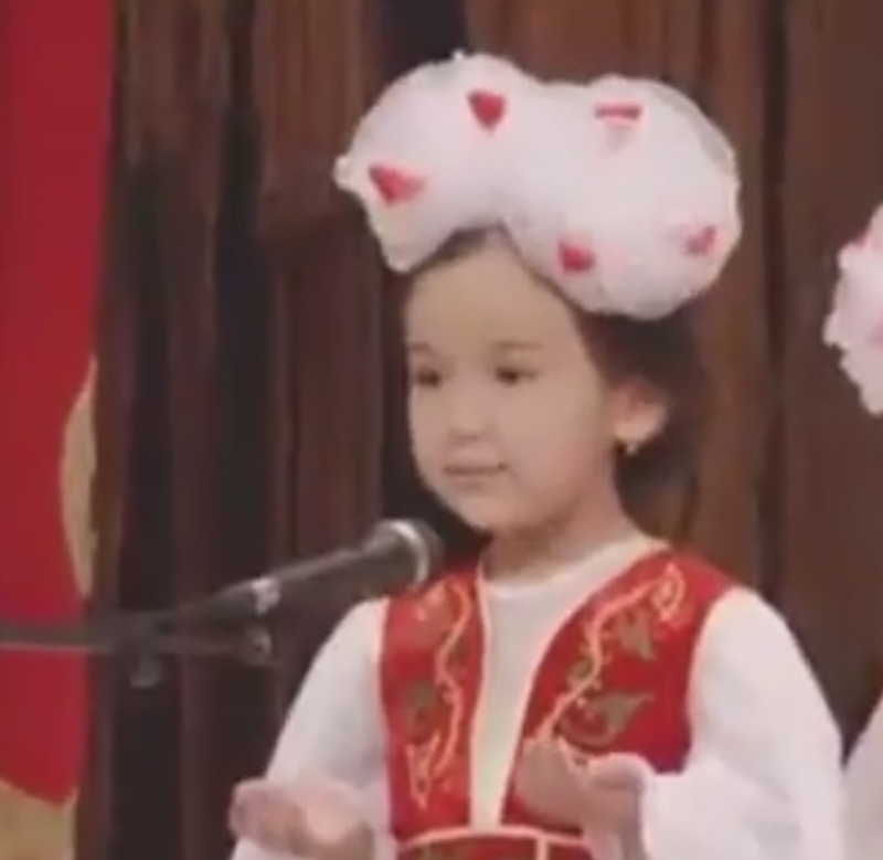 Küçük Kız Çocuğu Ağlayarak Dua etti