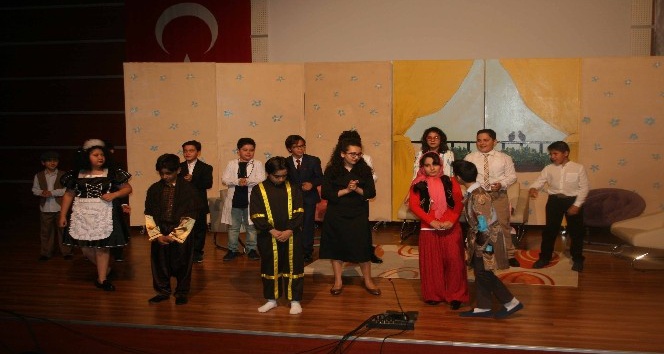 Küçük tiyatroculara büyük alkış