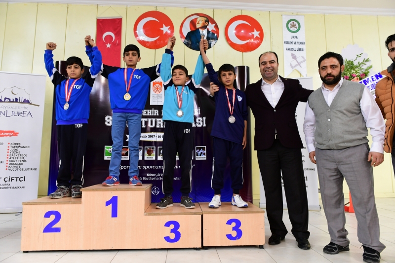 KUPALARINI BAŞKAN NİHAT ÇİFTÇİ'DEN ALDILAR