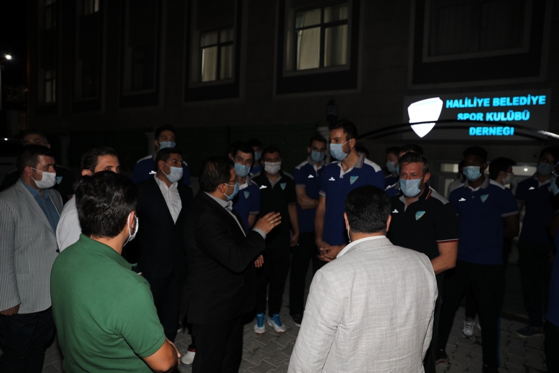 LİGİN İLK MAÇI ÖNCESİ BAŞKAN CANPOLAT’TAN SPORCULARA MORAL ZİYARETİ