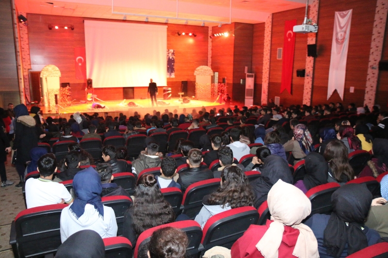 MADDE BAĞIMLILIĞINA KARŞI TİYATRO OYUNU SERGİLENDİ