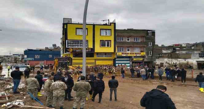 Mehmetçik selzedelerin yaralarını sarıyor