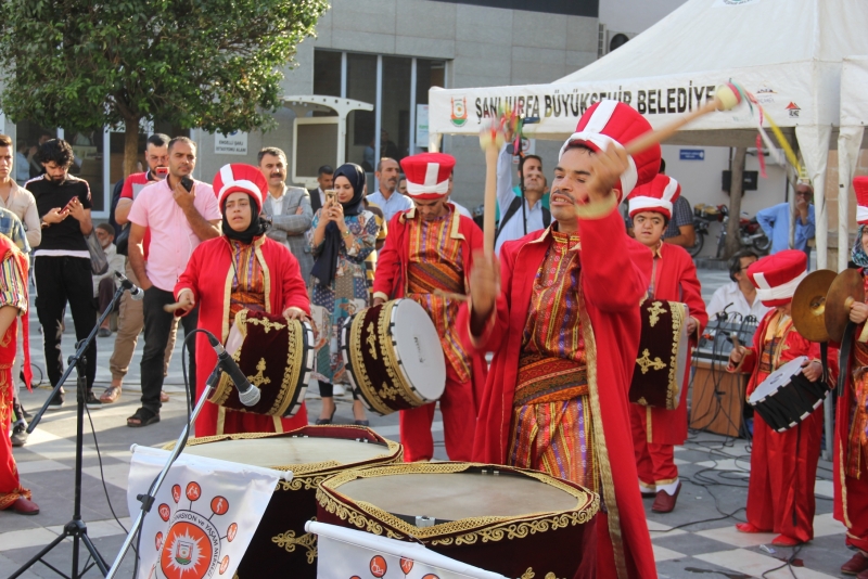 MEHTERAN EKİBİNDEN MEHMETÇİK'E ANLAMLI DESTEK