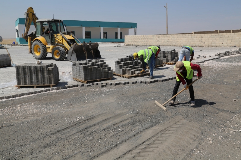 MERKEZ VE KIRSALDA PARKE DÖŞEMESİ SÜRÜYOR