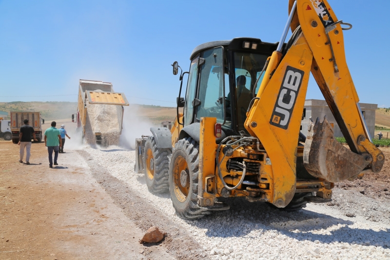 MERKEZ VE KIRSALDA YOL YAPIMI TÜM HIZIYLA SÜRÜYOR