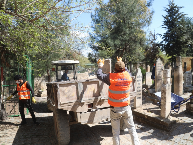 MEZARLIKLARDA RAMAZAN ÖNCESİ TEMİZLİK VE BAKIM ÇALIŞMALARI GERÇEKLEŞTİRİLDİ