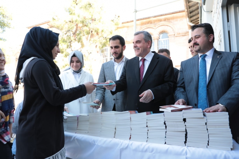 MEZUN OLDUĞU OKULDA ÖĞRENCİLERİN SEVİNCİNE ORTAK OLDU