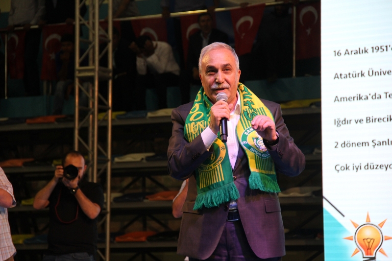 Millet Adaylarını Bağrına Bastı