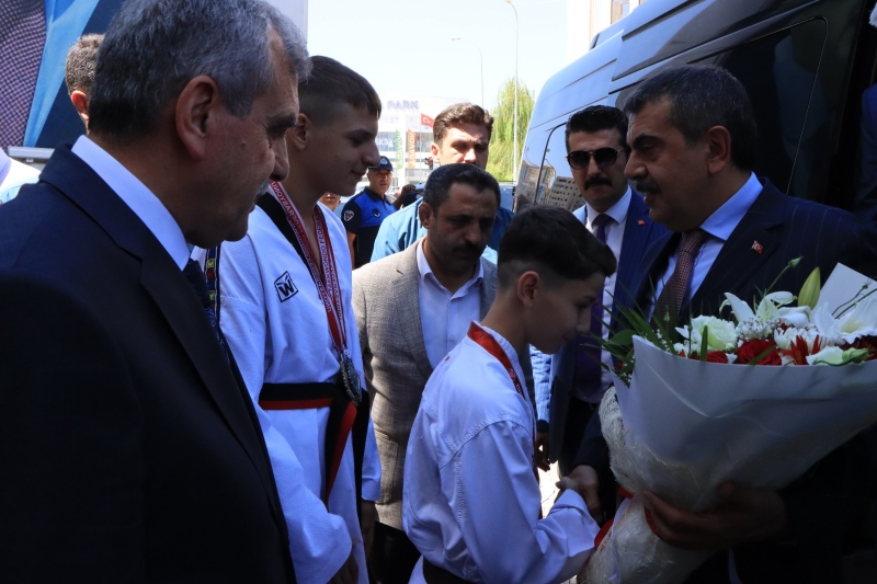 MİLLİ EĞİTİM BAKANI TEKİN’DEN BAŞKAN BEYAZGÜL’E ZİYARET