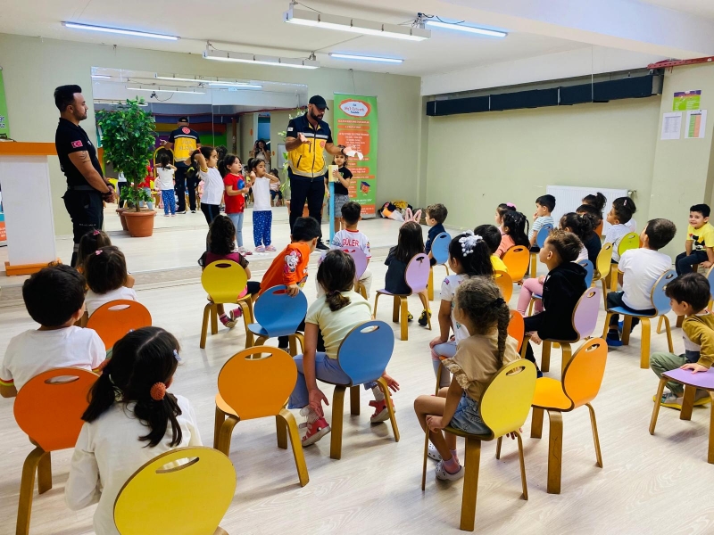 Minik öğrencilere 112 Acil Sağlık Hizmetleri ve Ambulans tanıtımı yapıldı.