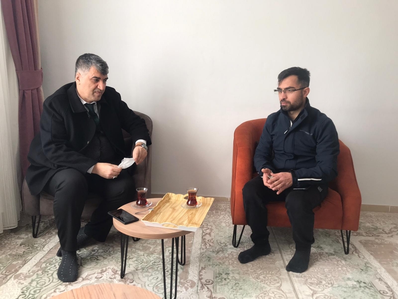 MÜDÜR GÜLÜM DARP EDİLEN SAĞLIK ÇALIŞANINI EVİNDE ZİYARET ETTİ.