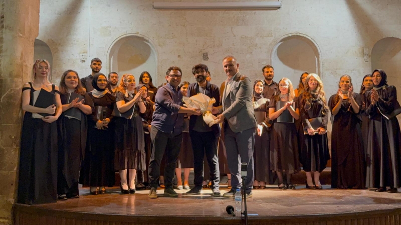 Müzik, Tarih ve Gençlik Aynı Sahnedeydi: HRÜ Öğrenci Korosu Şanlıurfa’yı Salladı!