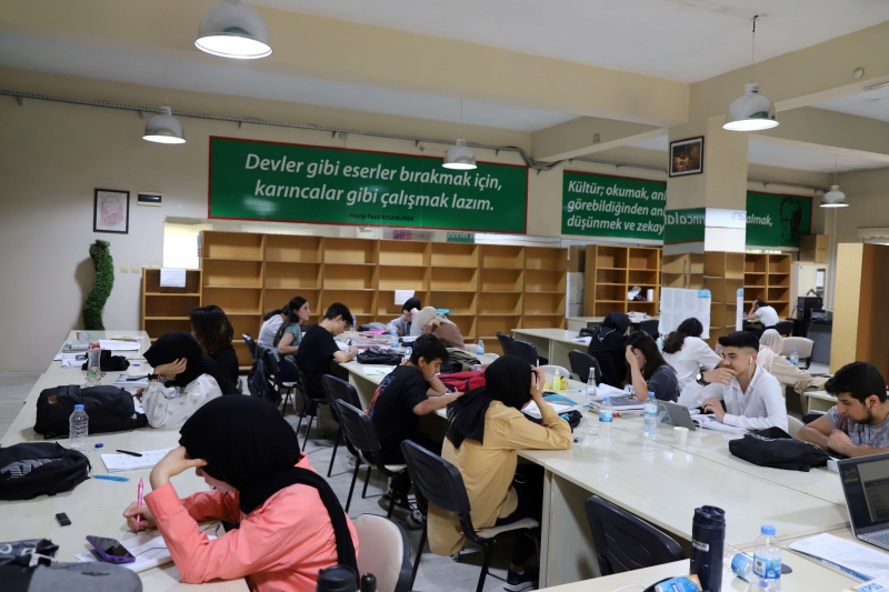 ÖĞRENCİLER SINAVLARA OKUMA EVLERİNDE HAZIRLANIYOR