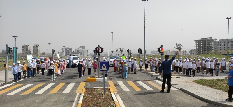 ÖĞRENCİLERDEN TRAFİK HAFTASI KUTLAMASI