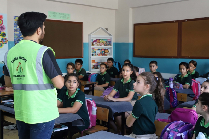 ÖĞRENCİLERE GERİ DÖNÜŞÜM VE TEMİZ ÇEVRE BİLİNCİ AŞILANIYOR