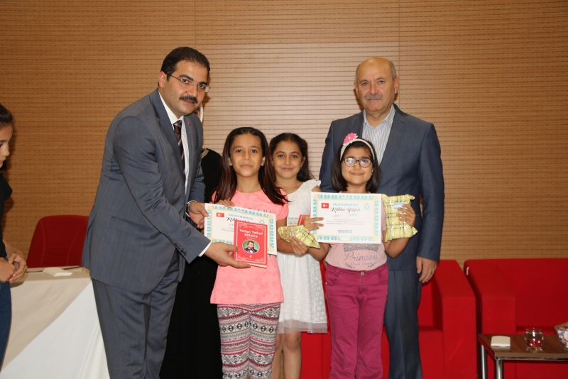 ‘OKU-YÜZ’ BİRİNCİLERİ ÖDÜLLERİNİ BAŞKAN CANPOLAT’TAN ALDI