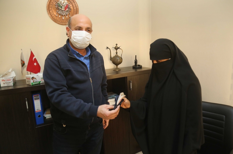 Otobüste bulunan para dolu cüzdan sahibine teslim edildi