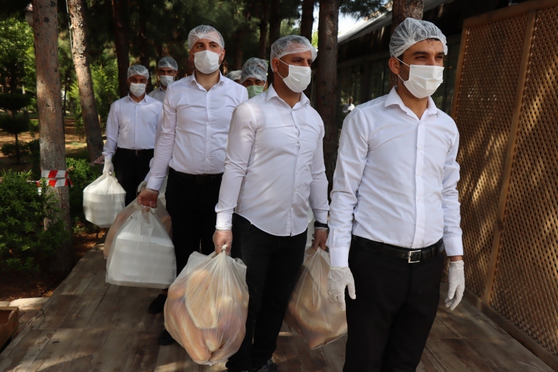 Pandemide dışarı çıkamayan yaşlıların tüm ihtiyaçlarını belediye karşılıyor