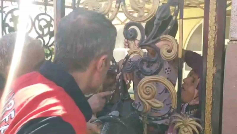 Parmağını demir kapıya sıkıştırdı