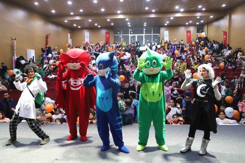 PİJAMASKELİLER' KARAKÖPRÜ'DE RAMAZAN ŞENLİKLERİNE RENK KATTI