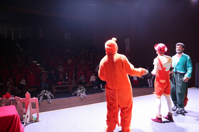 PİNOKYO KARAKÖPRÜ'DE ÇOCUKLARA TİYATRO KEYFİ YAŞATTI