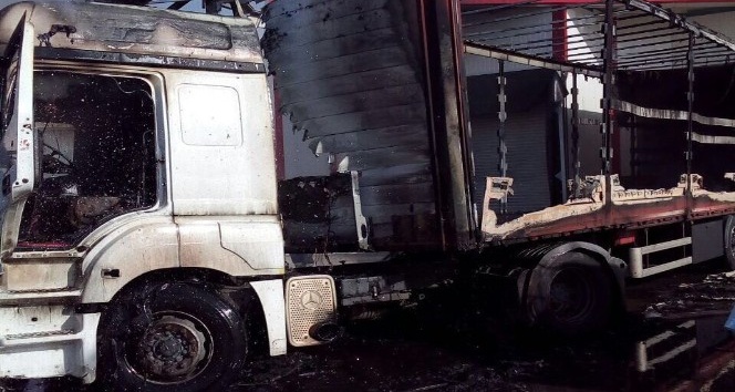 Plastik tabak yüklü tır kül oldu