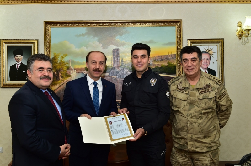 Polislere Başarı Belgesi