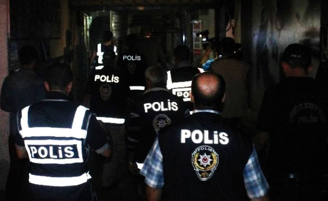 Polisten kaçarken kaza yapan otomobilin bagajından silahla vurulmuş 3 yaralı çıktı