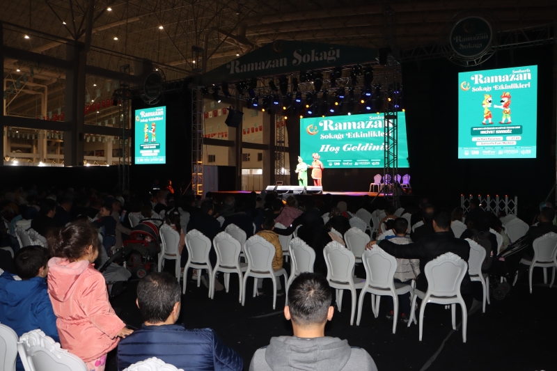 RAMAZAN SOKAĞI’NDA HACİVAT VE KARAGÖZ GÖSTERİSİ BÜYÜK İLGİ GÖRDÜ