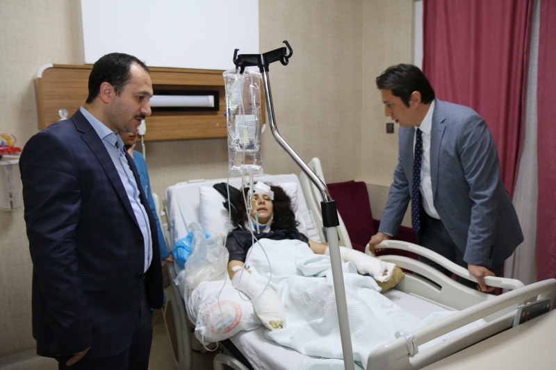 Sağlık Bakanlığı Kamu Hastaneleri Genel Müdürlüğü Daire Başkanı ve İl Sağlık Müdürü Kazada yaralananları ziyaret etti.