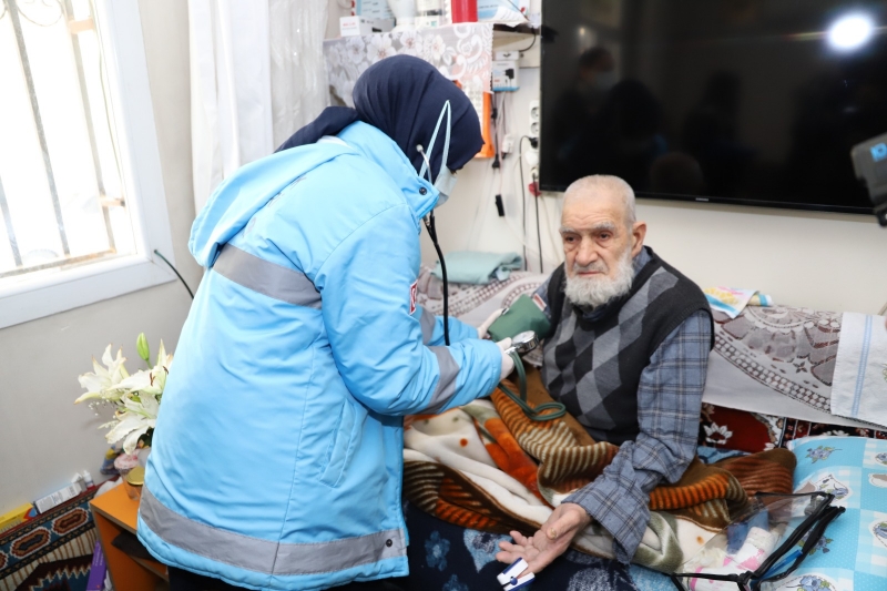 SAĞLIK ÇALIŞANLARI YAŞLILARI UNUTMADI