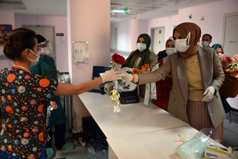 Sağlık çalışanlarını ziyaret ederek karanfil dağıttı