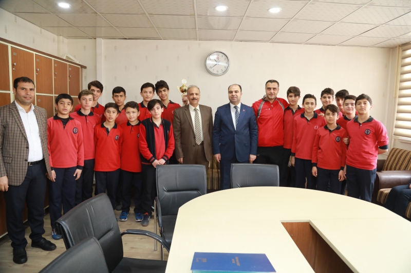 Şampiyon Öğrenciler Ödüllerini Başkan Nihat Çiftçi'den Aldılar