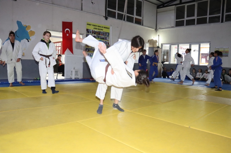 ŞANLIURFA BÜYÜKŞEHİR BELEDİYESİ, KIZ ÇOCUKLARINA SPORLA GELECEK HAZIRLIYOR