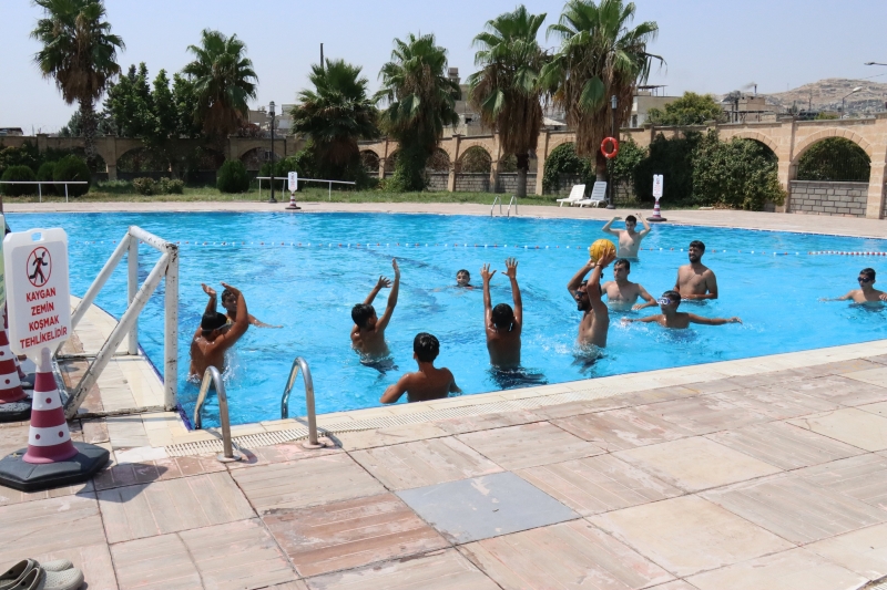 ŞANLIURFA BÜYÜKŞEHİR HAVUZLARINDA SU TOPU ETKİNLİĞİ