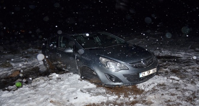 Şanlıurfa- Diyarbakır karayolunda araçlar mahsur kaldı