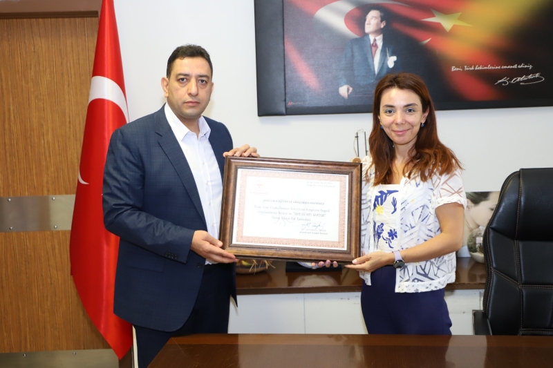 Şanlıurfa Eğitim ve Araştırma Hastanesine başarılı anne sütü uygulamaları nedeniyle Sağlık Bakanlığı tarafından “ANNE DOSTU” plaketi verildi.