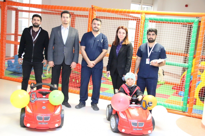 Şanlıurfa Eğitim ve Araştırma Hastanesi Çocukların Ameliyat Korkularını Akülü Araba ile Eğlenceye Dönüştürdü.