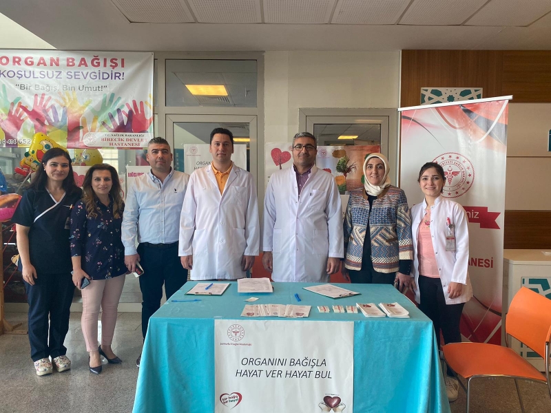 Şanlıurfa İl Sağlık Müdürlüğü Birecik Devlet Hastanesi “3-9 Kasım Organ ve Doku Bağışı Haftası” dolayısıyla organ bağış standı kuruldu.