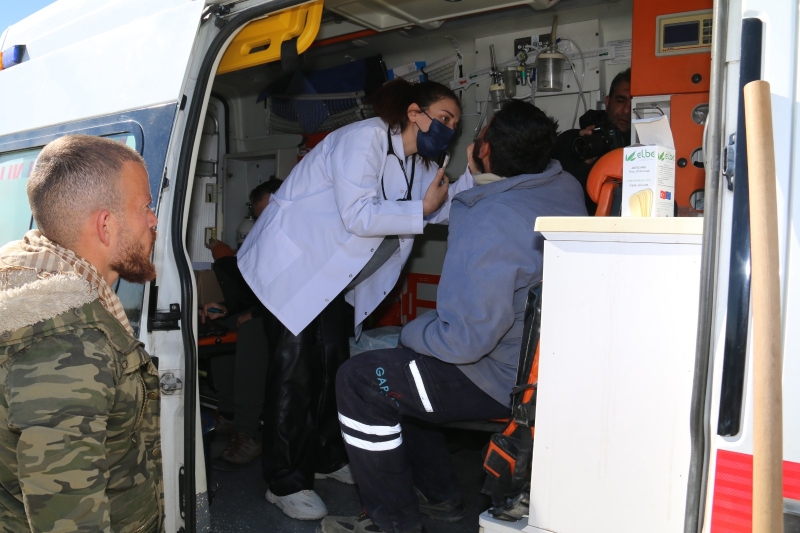 Şanlıurfa İl Sağlık Müdürlüğü tarafından afetzedelere mobil sağlık hizmeti.