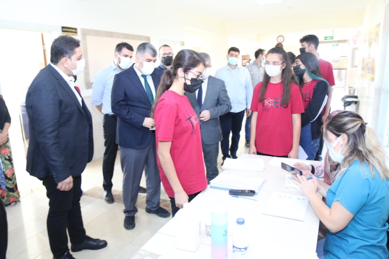 Şanlıurfa Liselerinde Yeni Tip Koronavirüs (Kovid-19) Tedbirleri Kapsamında Velilerinin Onayıyla Öğrenciler Aşı Olmaya Başladı.