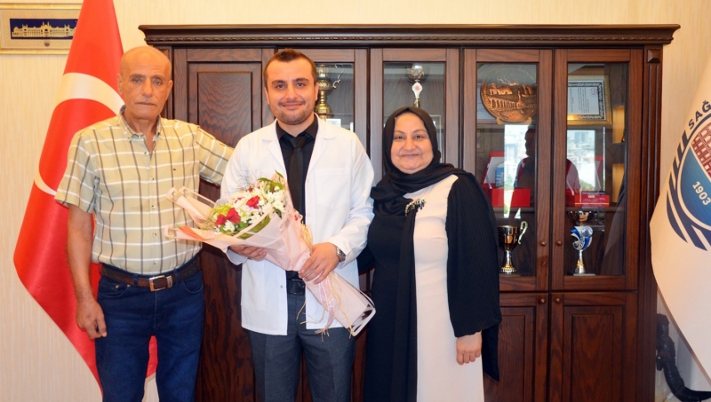 Şanlıurfa Mehmet Akif İnan Eğitim ve Araştırma Hastanesi’nde Bir İlk: İlk Acil Tıp Uzmanı Mezun Oldu