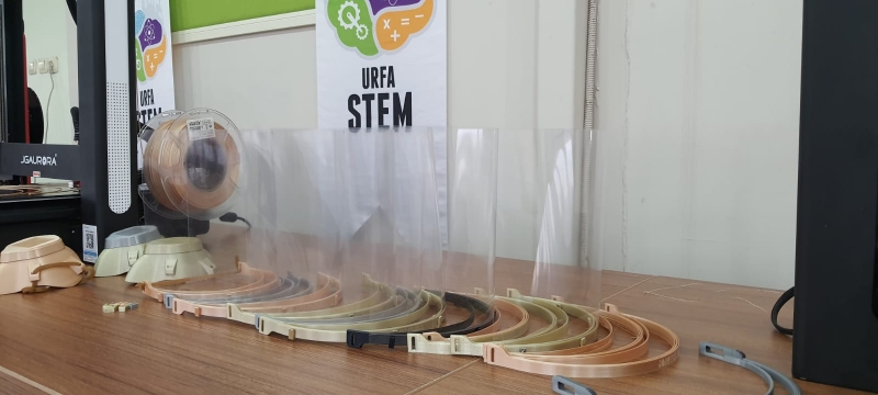 ŞANLIURFA STEM VE BİLİM MERKEZİNDEN SAĞLIK ÇALIŞANLARINA KORUCU MASKE ÜRETİMİ