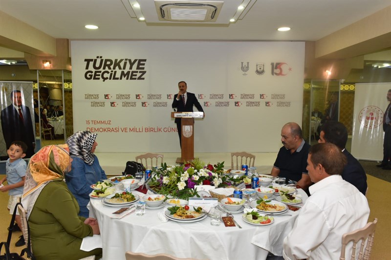 Şanlıurfa’da 15 Temmuz şehit ve gazileri onuruna yemek programı düzenlendi