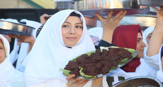 Şanlıurfa’da 400 kadın çiğ köfte yoğurarak rekor kırdı