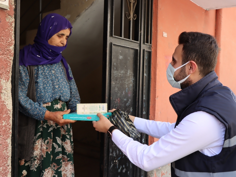 Şanlıurfada 65 yaş üstüne kolonya ve lokum dağıtıldı