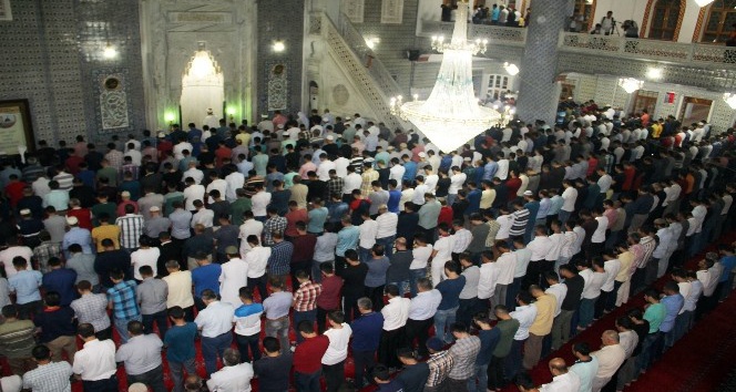 Şanlıurfa’da ilk teravih kılındı
