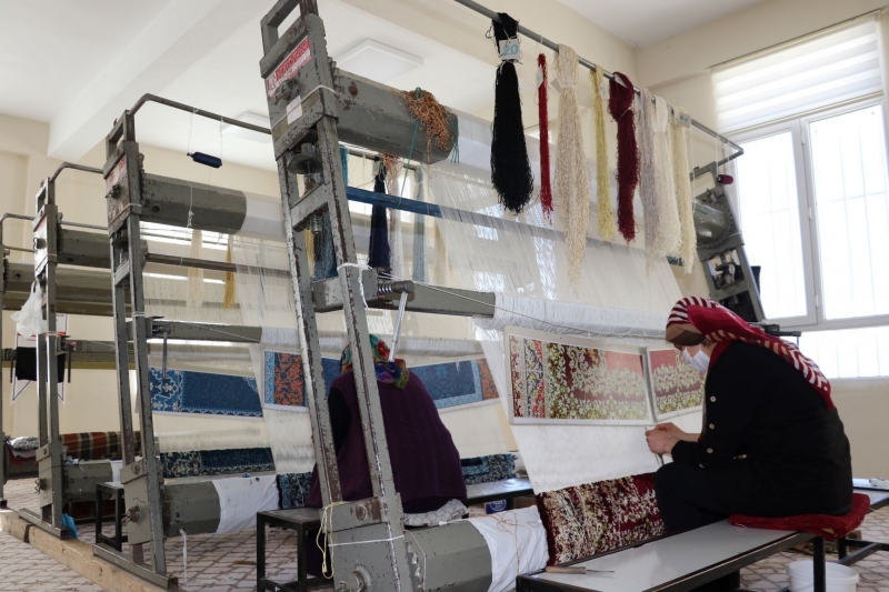 Şanlıurfa’da kadınlar halı dokuyarak üretime katkı sağlıyor